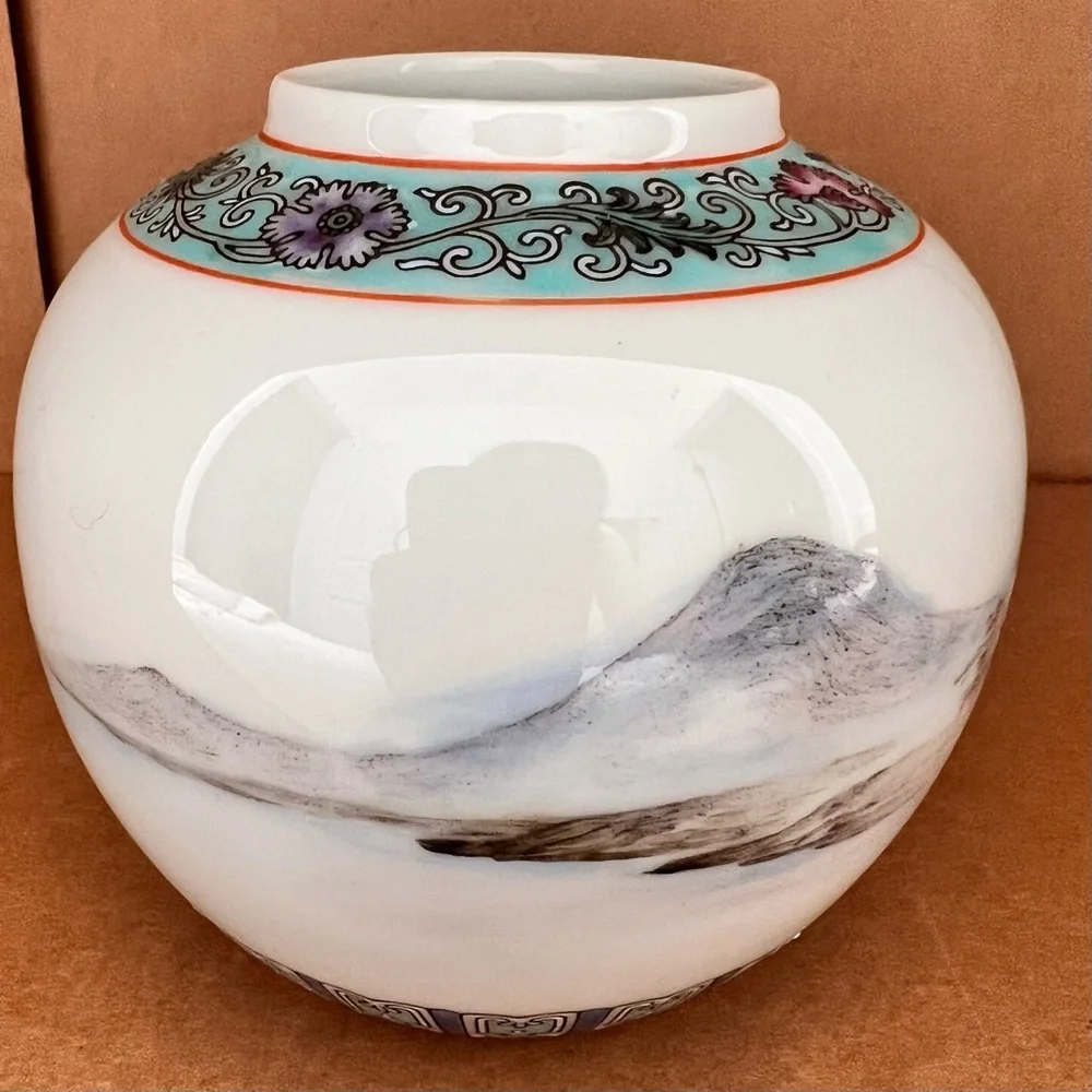 Vintage 70s-80s Chinese Painting Porcelain Pot Vase Hand Painted‎ Mountain